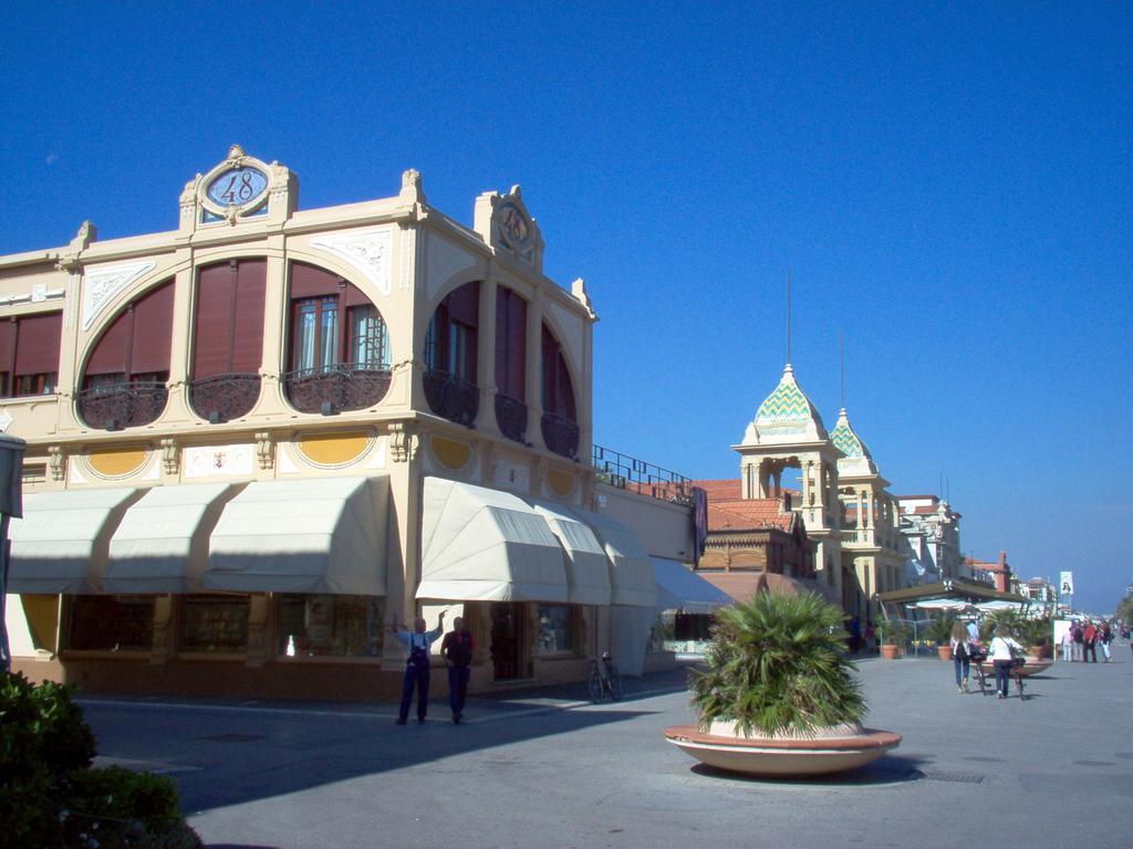 Hotel Bianchi Виареджо Экстерьер фото